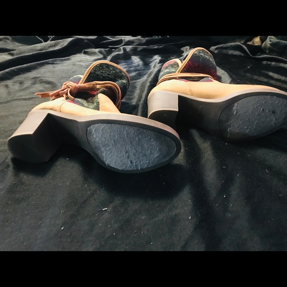 Women’s size 7.5 boot with heel. - Picture 4 of 5